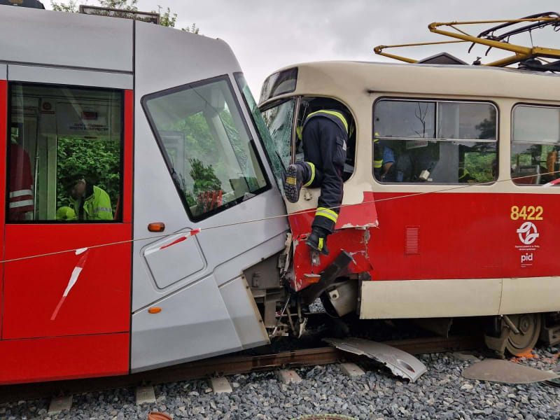 Srážka dvou tramvají v Praze si vyžádala dva zraněné