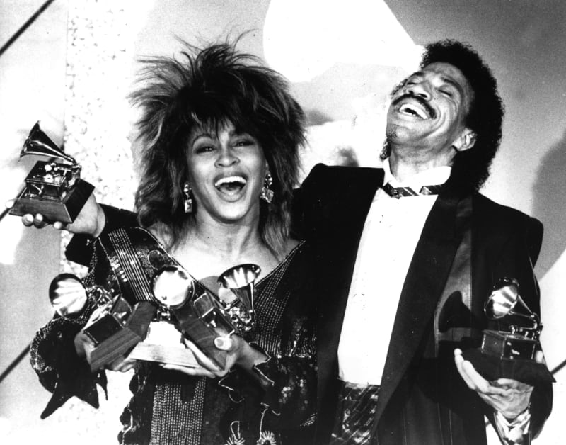 Zpěvačka Tina Turner a Lionel Richie pózují na předávání cen Grammy v Los Angeles s celkem pěti cenami.