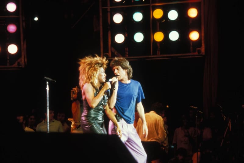 Tina Turnerová a Mick Jagger na společném vystoupení v roce 1985