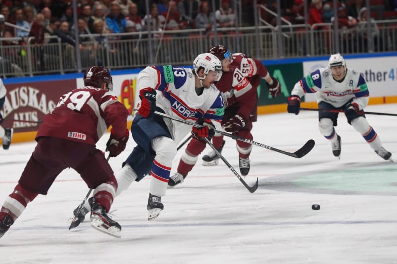 Lotyšský hokejista Ralfs Freibergs (vlevo) v utkání proti Norsku