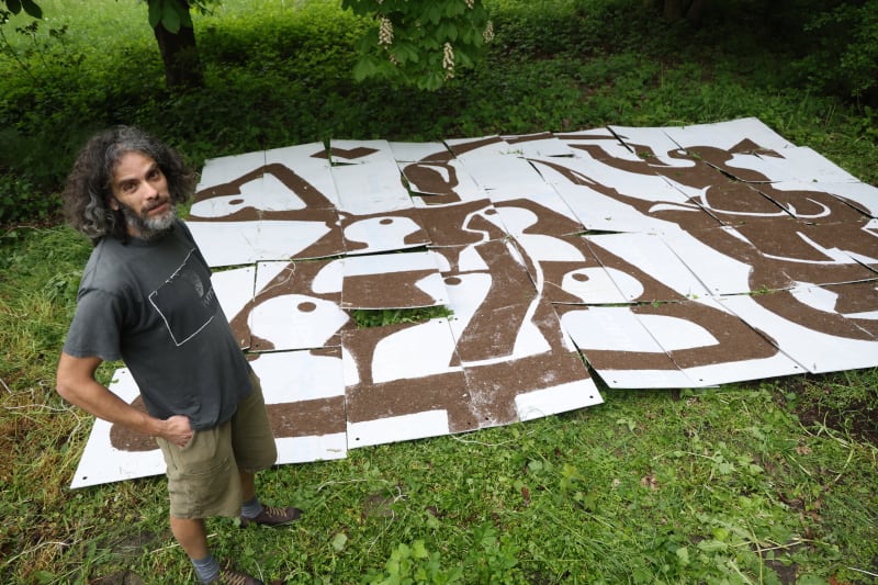 Jan Bogy Lörincz naposledy představuje svůj obraz, než ho nacpe do kompostu, aby ho zlikvidovaly žížaly.