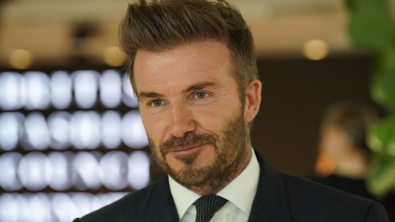 David Beckham šokoval make-upem! Fotbalista zveřejnil odvážné beauty video s návodem