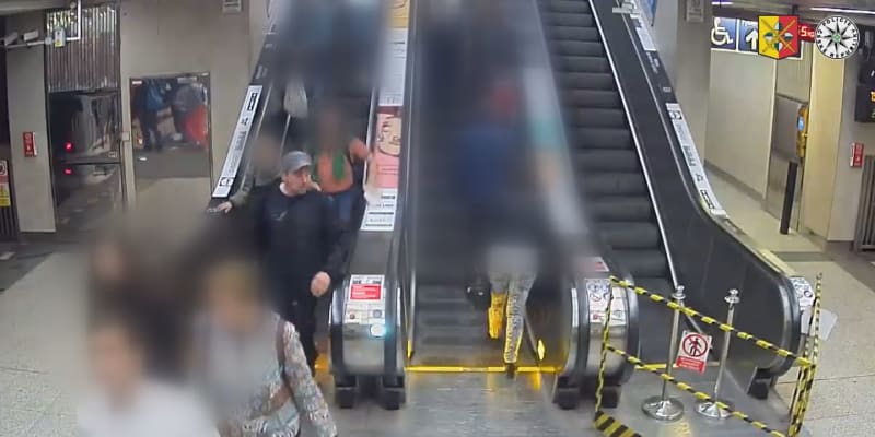 Agresor srazil muže v pražském metru jedinou ranou k zemi. Policie po něm pátrá