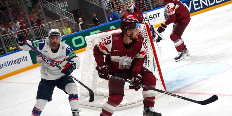 Lotyšský hokejista Ralfs Freibergs se snaží zastavit kandského hokejistu Joea Velena. 