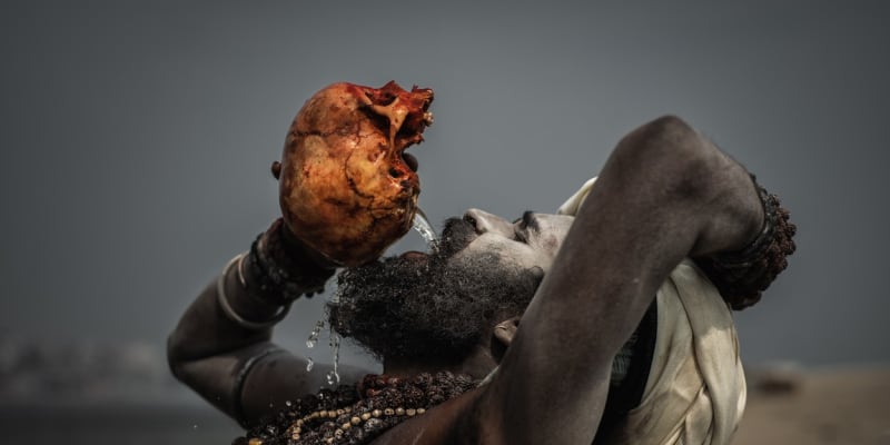 Kanibalismus praktikovala i indická sekta Aghori, kterou zdokumentoval polský fotograf Jan Skwara.
