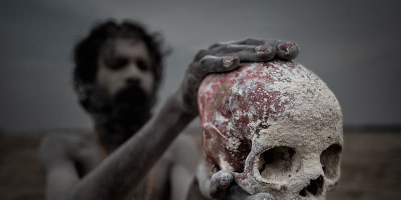 Kanibalismus praktikovala i indická sekta Aghora, kterou zdokumentoval polský fotograf Jan Skwara.