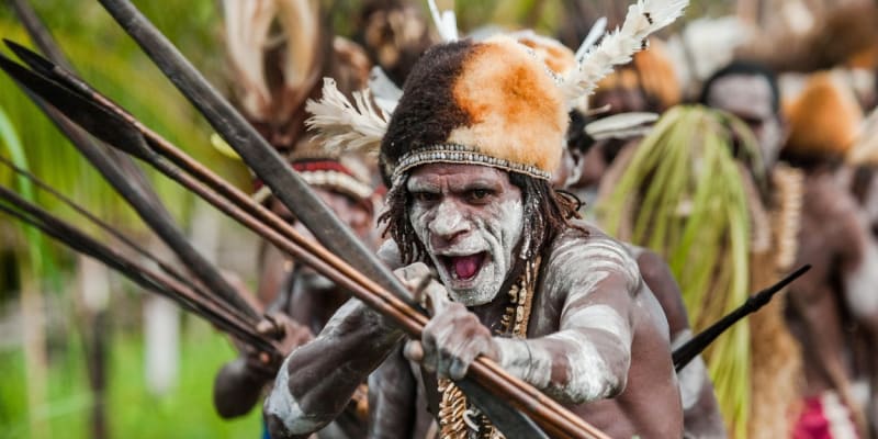Jeden z Asmatů. Právě tento papuánský kmen je podezřelý z vraždy a konzumace Michaela Rockefellera.