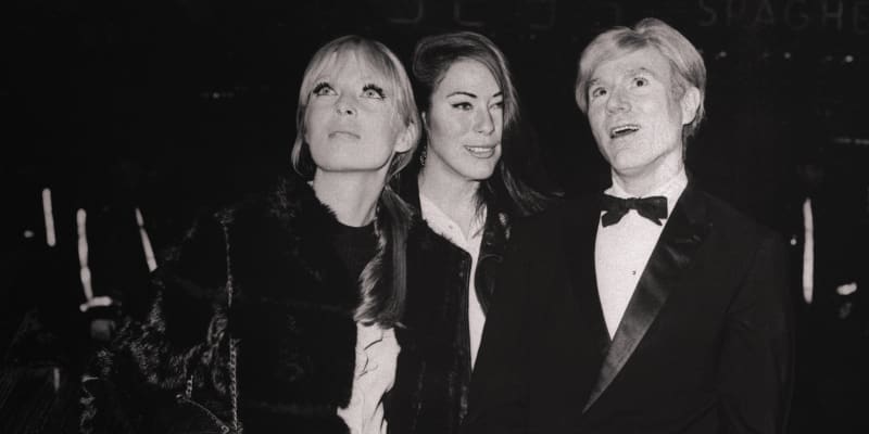 Německá zpěvačka Nico a její syn Ari Boulogne společně s herečkou Mary Woronovovou a malířem Andy Warholem. 