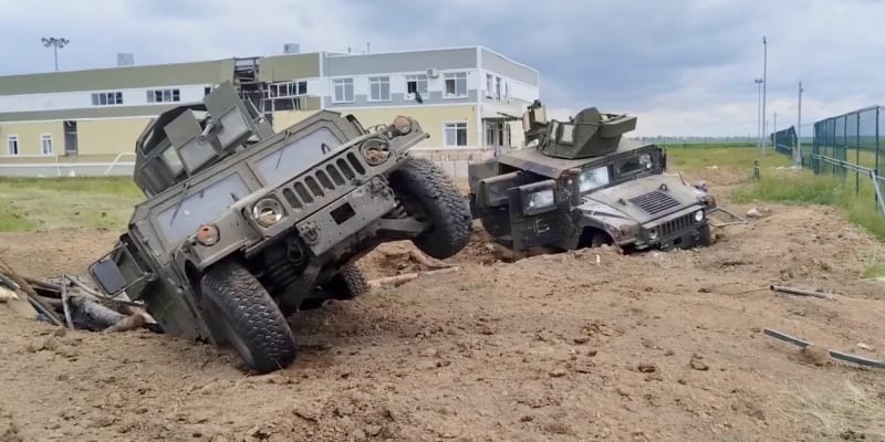 Snimek ruskeho ministerstva obrany, ktery ma zachycovat znicena vozidla saboteru v Belgorodu (23. 5. 2023).