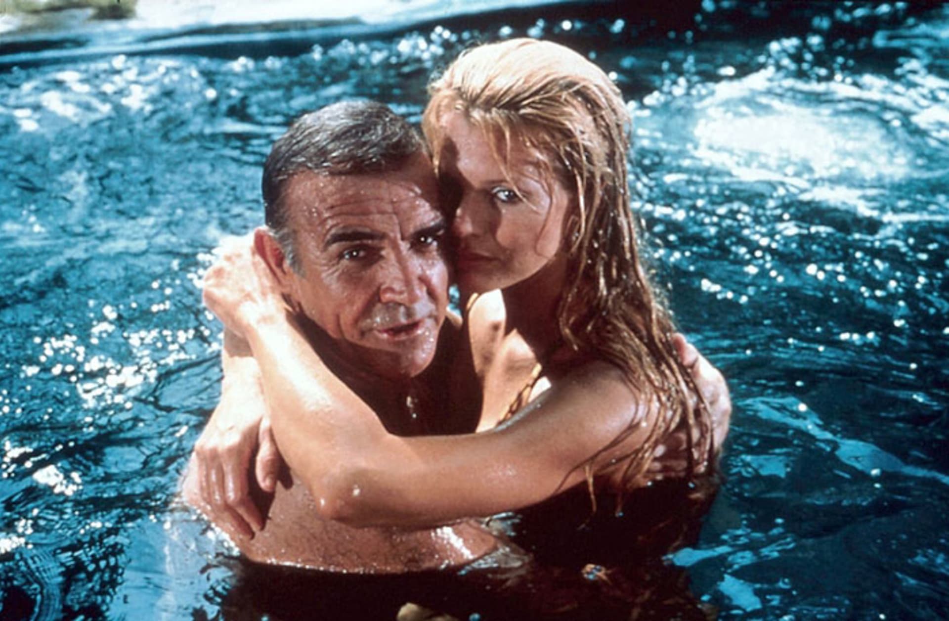 Sean Connery a Kim Basinger ve falešné bondovce Nikdy neříkej nikdy.