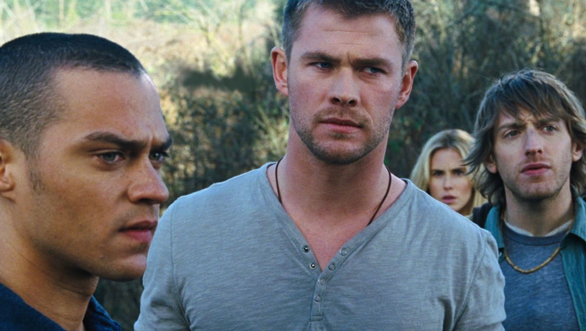 Chris Hemsworth v hororu Chata v horách.