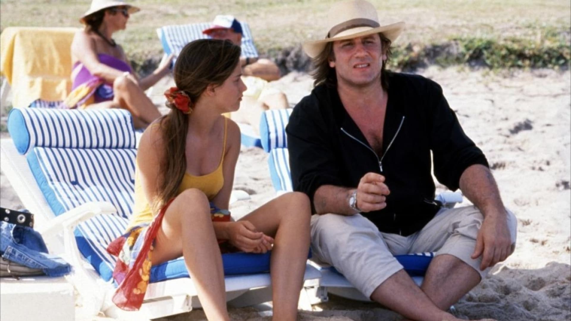 Marie Gillain a Gérard Depardieu ve filmu Táta nebo milenec.