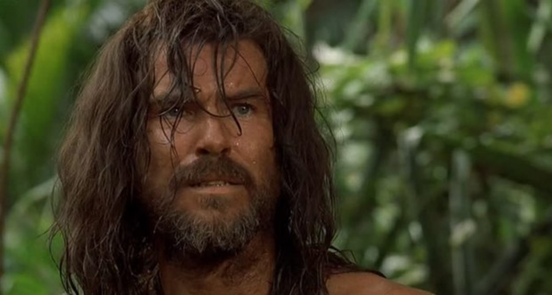 Pierce Brosnan jako Robinson Crusoe.