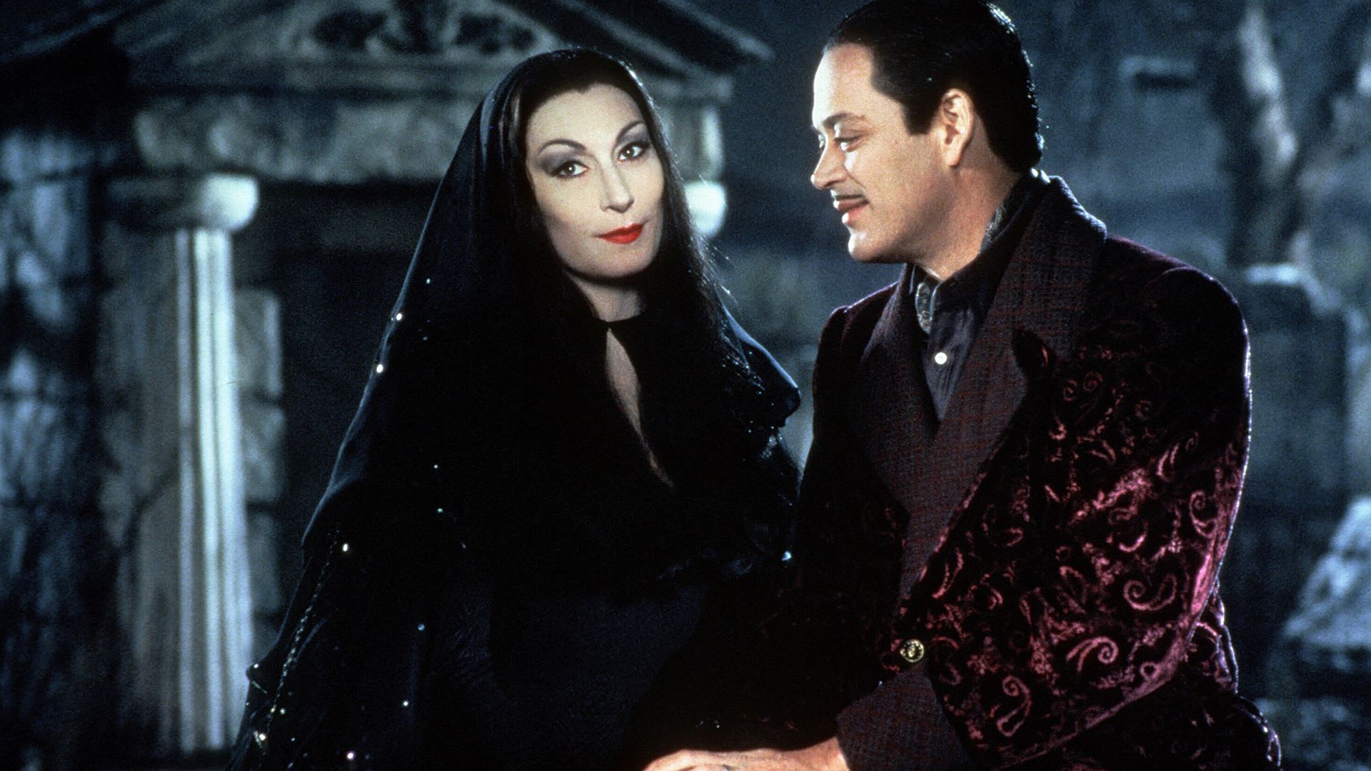 Anjelica Huston a Raul Julia ve filmu Addamsova rodina 2.
