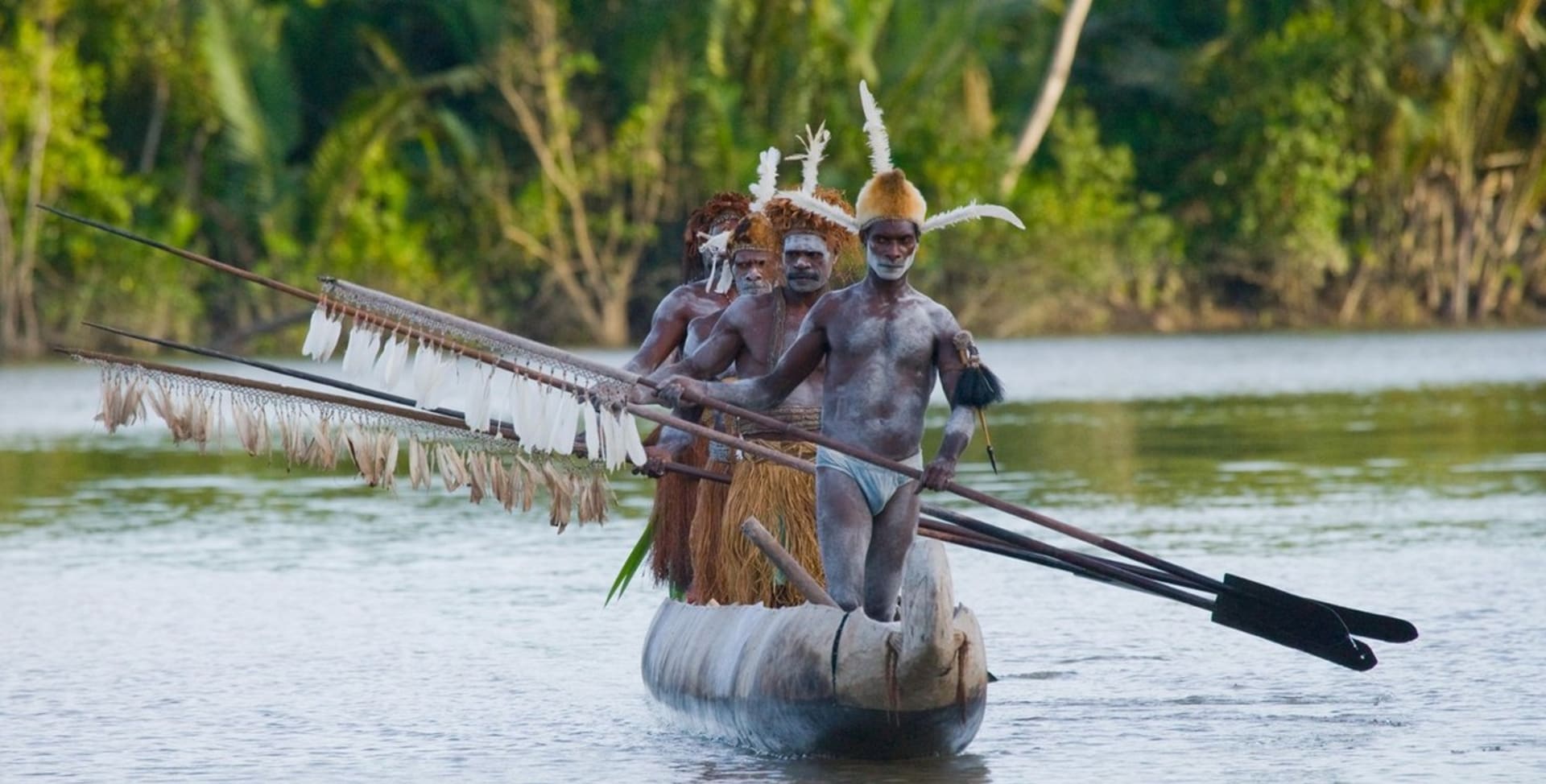 Členové jednoho z papuánských kmenů