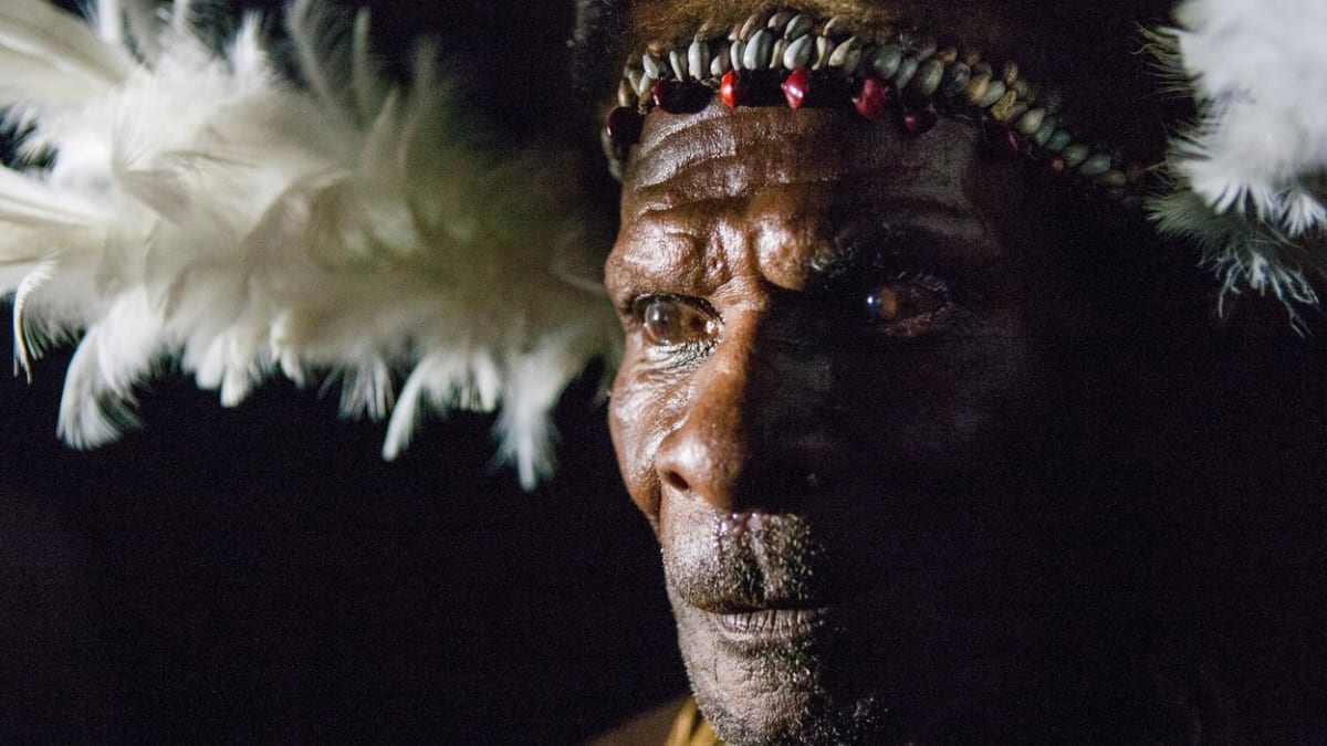 Člen jednoho z papuánských kmenů