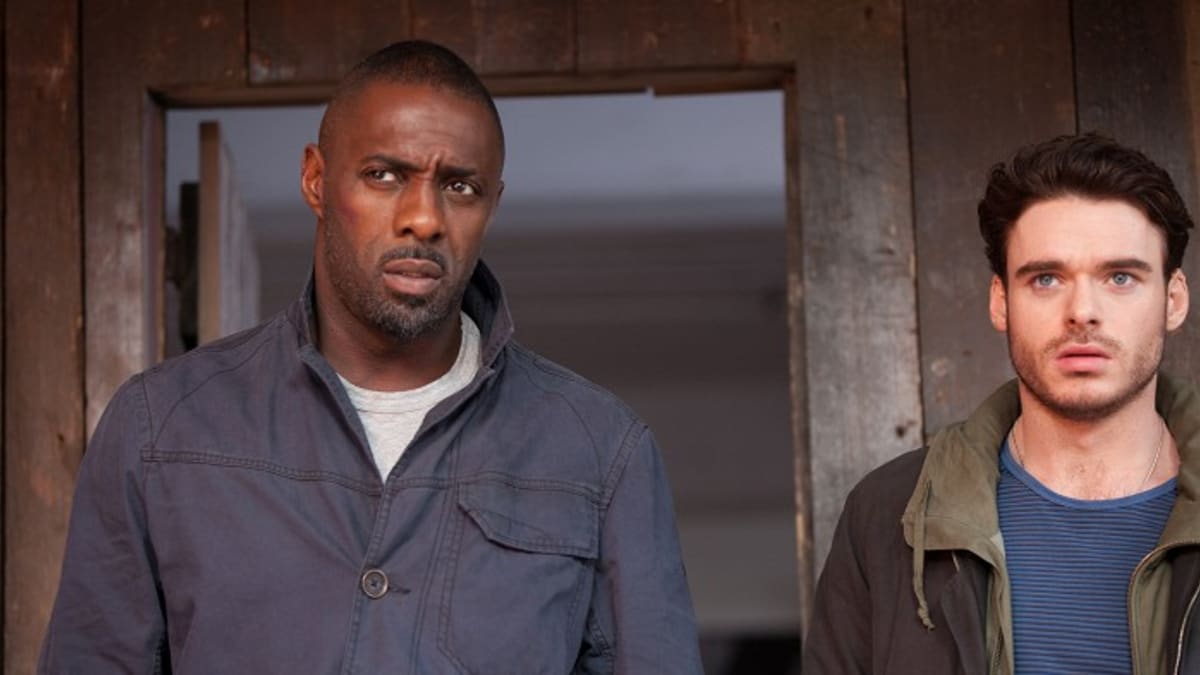 Idris Elba a Richard Madden ve filmu Den dobytí Bastily.