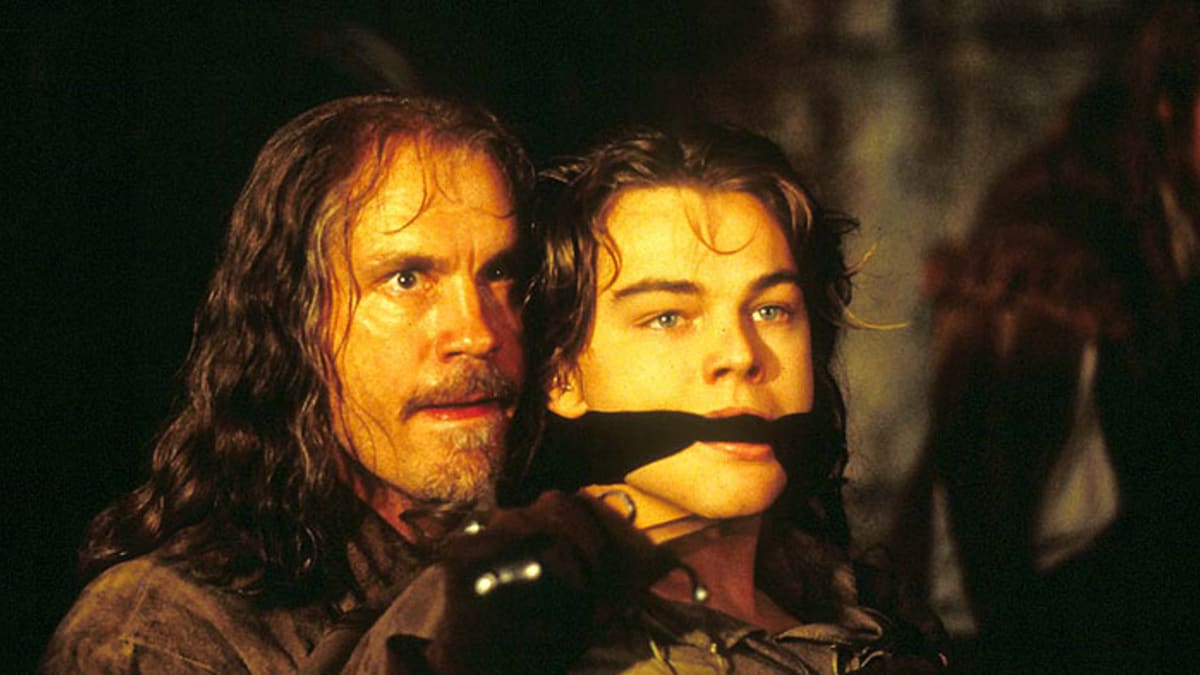 John Malkovich a Leonardo DiCaprio ve filmu Muž se železnou maskou.