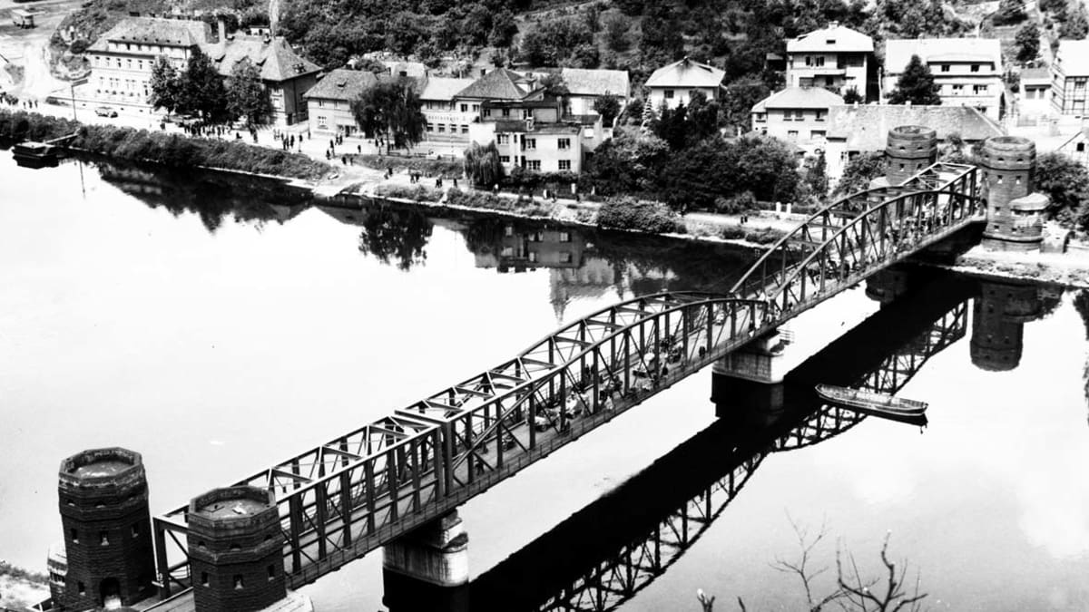 Záběry z filmu Most u Regamenu