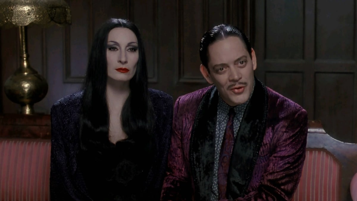 Anjelica Huston a Raul Julia ve filmu Addamsova rodina.
