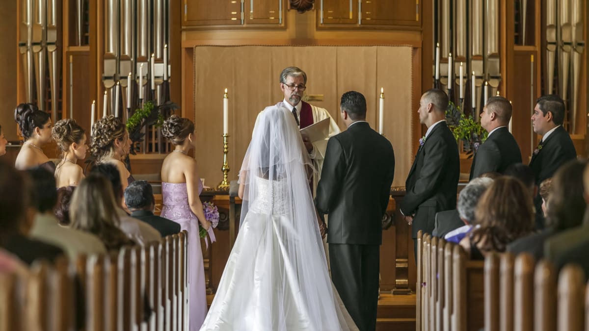 Oblečení hostů při svatbě v kostele by mělo být elegantní. 
