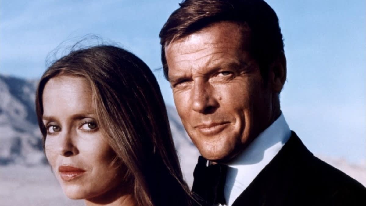 Roger Moore jako James Bond a Barbara Bach ve filmu Špion, který mě miloval.