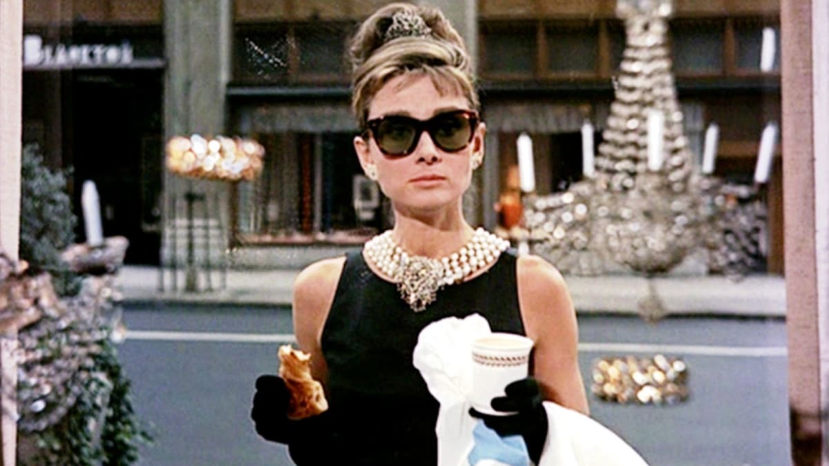 Audrey Hepburn ve filmu Snídaně u Tiffanyho.