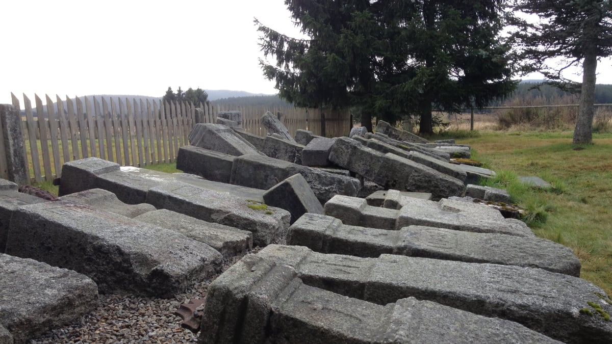 Německé náhrobky na zrušeném hřbitově na Kvildě
