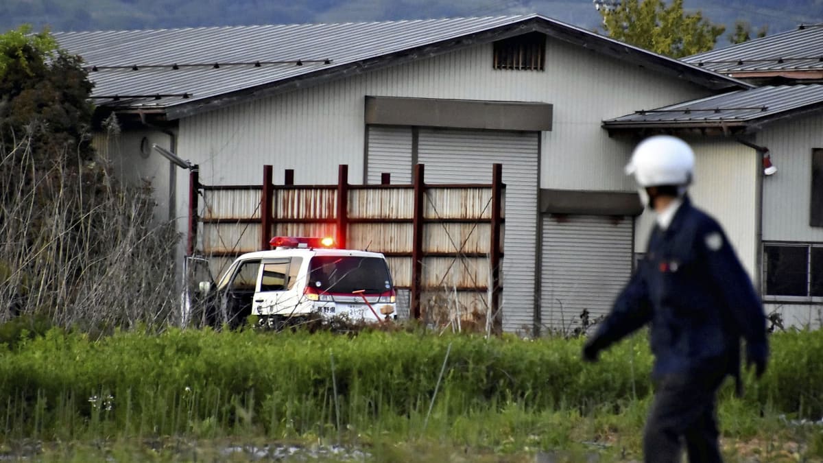 Podle místní policie došlo v Japonsku k ojedinělému útoku, při kterém zemřeli čtyři lidé včetně dvou policistů.