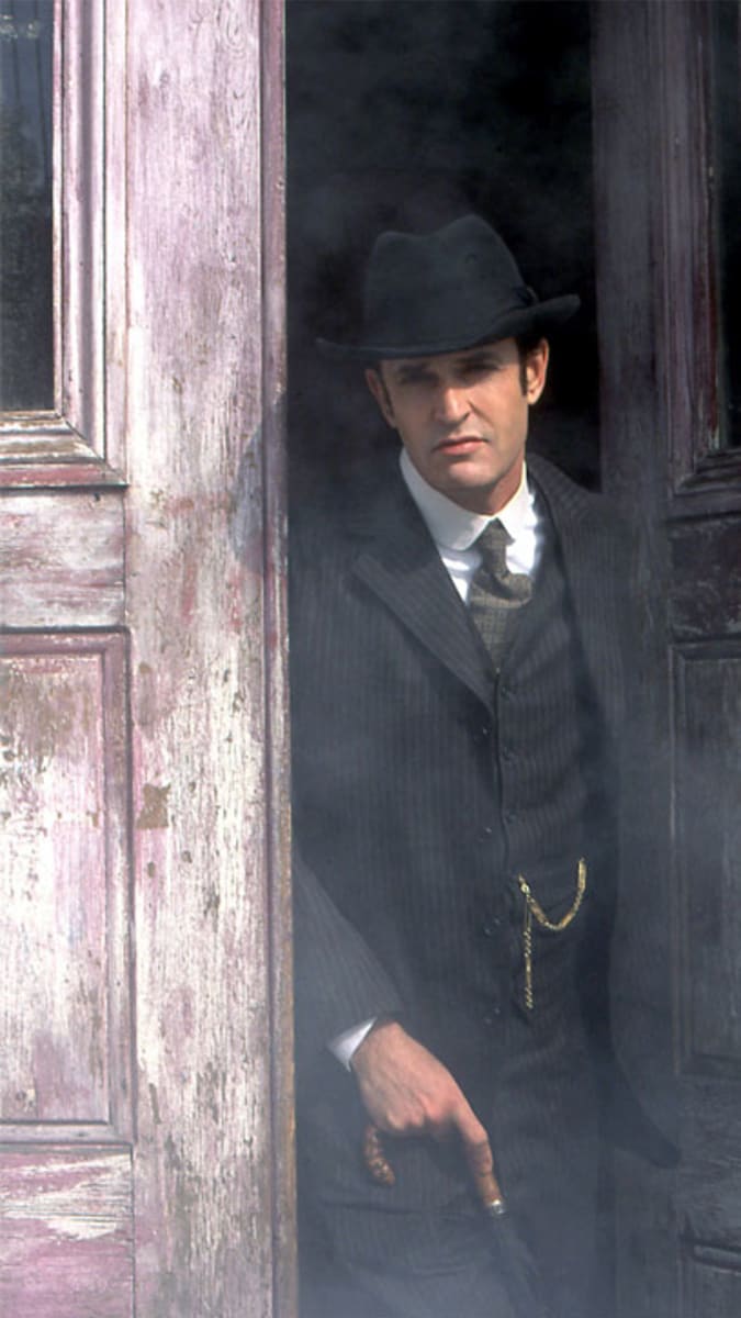 Záběry z filmu Sherlock Holmes a případ hedvábné punčochy