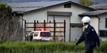 Masakr v Naganu: Agresor s nožem a puškou zavraždil dvě ženy a dva policisty 