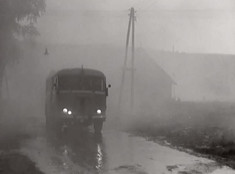 Mlha se ve filmu vyráběla uměle - po celou dobu natáčení svítilo v okolí Kvildy sluníčko