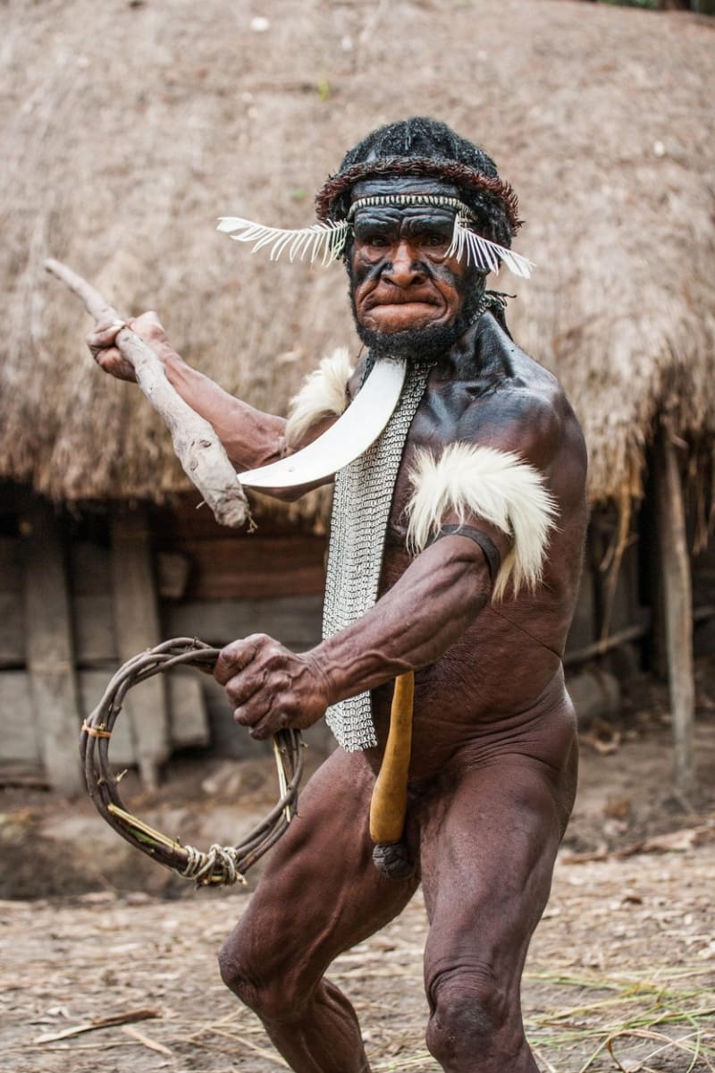 Člen papuánského kmene Dani