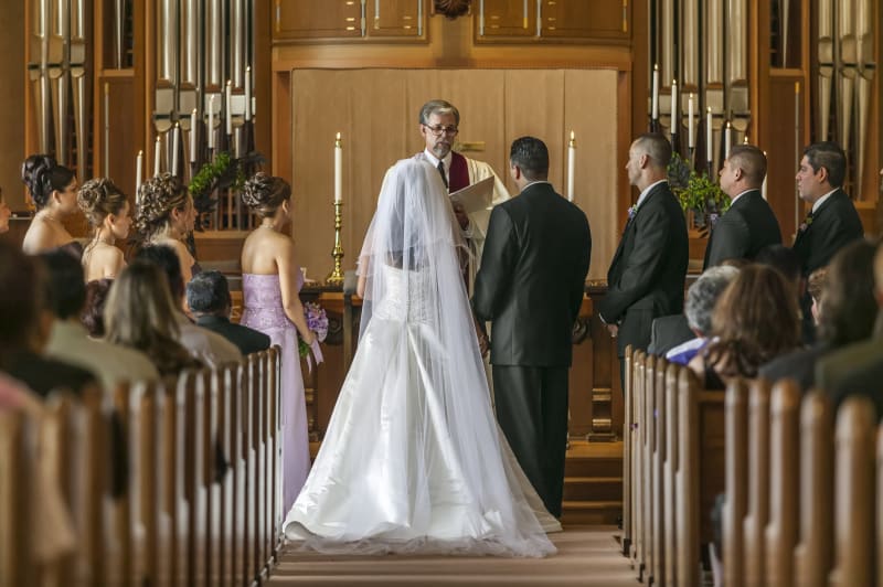 Oblečení hostů při svatbě v kostele by mělo být elegantní.
