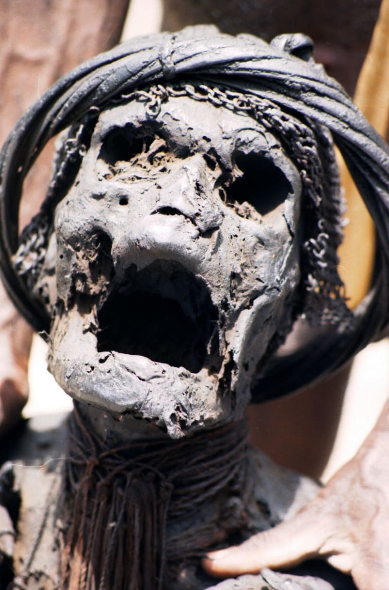 Mumie, kterou uchovávají členové papuánského kmene Dani.