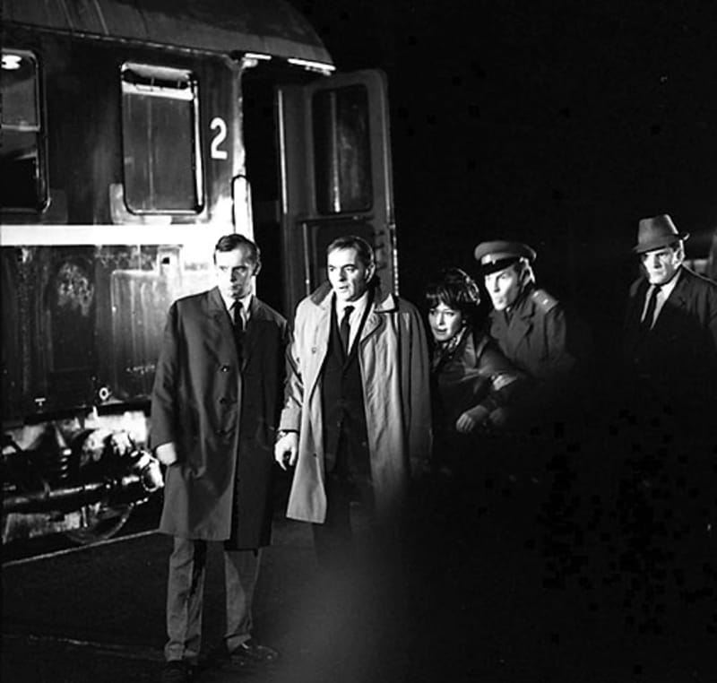 Záběry z filmu Na kolejích čeká vrah