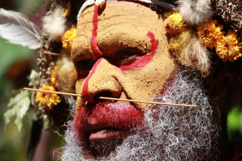 Člen jednoho z papuánských kmenů, které mají ve světě rozporuplnou pověst.