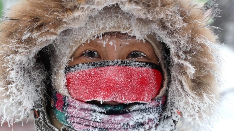 Z extrémní zimy v Jakutsku lidem zamrzají řasy. Podívejte se, jak slaví oteplení na –30°C