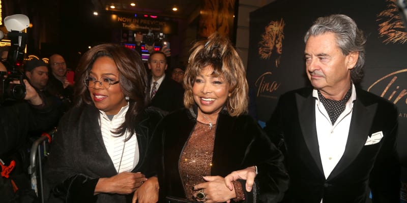 Tina Turner (uprostřed) se svým manželem Erwinem Bachem a moderátorkou Oprah Winfreyovou.