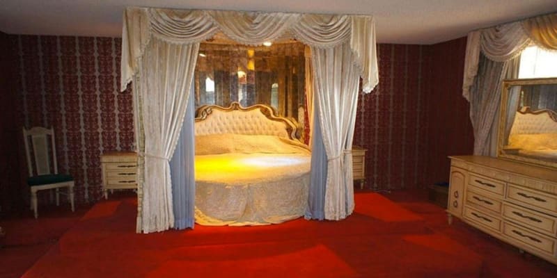 Hlavní ložnice v okázalém stylu s dvoupatrovou platformou pokrytou šarlatovým kobercem a zakončenou kulatou hlavní postelí, o které kdysi Tina řekla, že tam byla, když dům kupovala. 