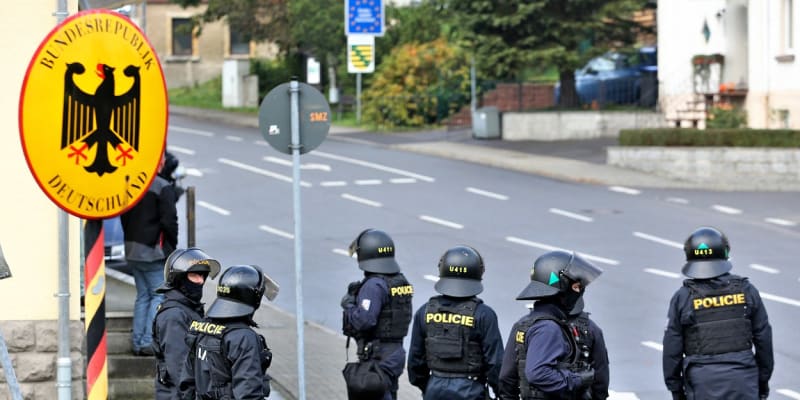 Německo kvůli ilegální migraci u hranic s ČR posiluje policejní hlídky.