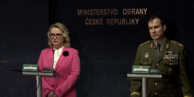 Spory ministryně obrany Jany Černochové (ODS) s jejími podřízenými pokračují. Situaci se snaží klidnit premiér Petr Fiala (ODS).