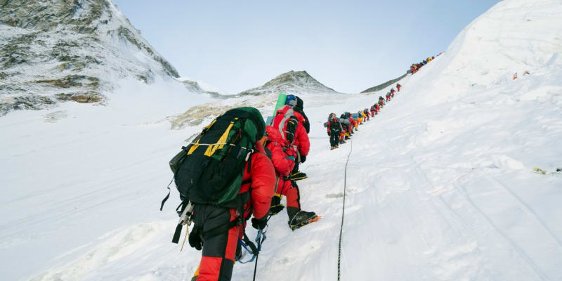 Fronta na výstup na vrchol Mount Everestu