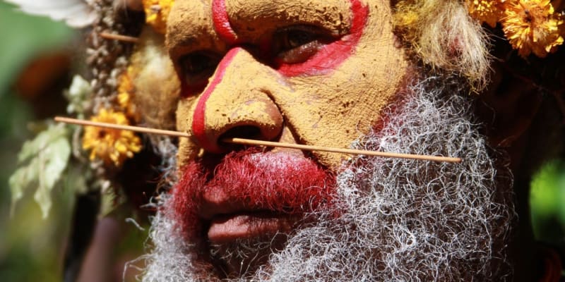 Člen jednoho z papuánských kmenů, které mají ve světě rozporuplnou pověst.