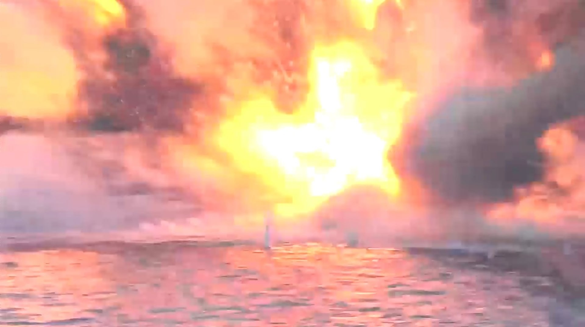 Záběry z momentu, kdy se ukrajinský dron přiblížil k ruské válečné lodi Ivan Churs