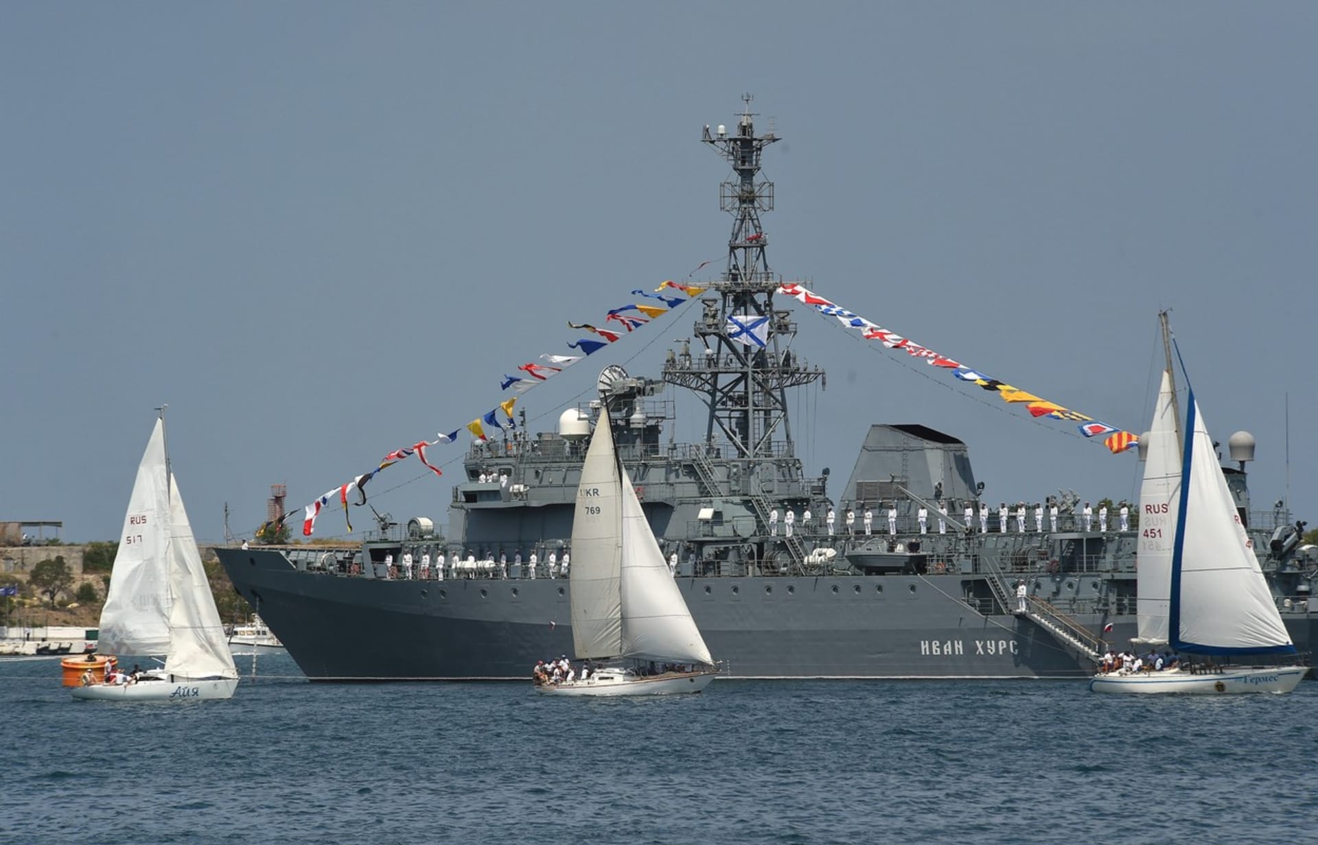 Ruská výzvědná loď Ivan Churs během přehlídky v Sevastopolu v roce 2020