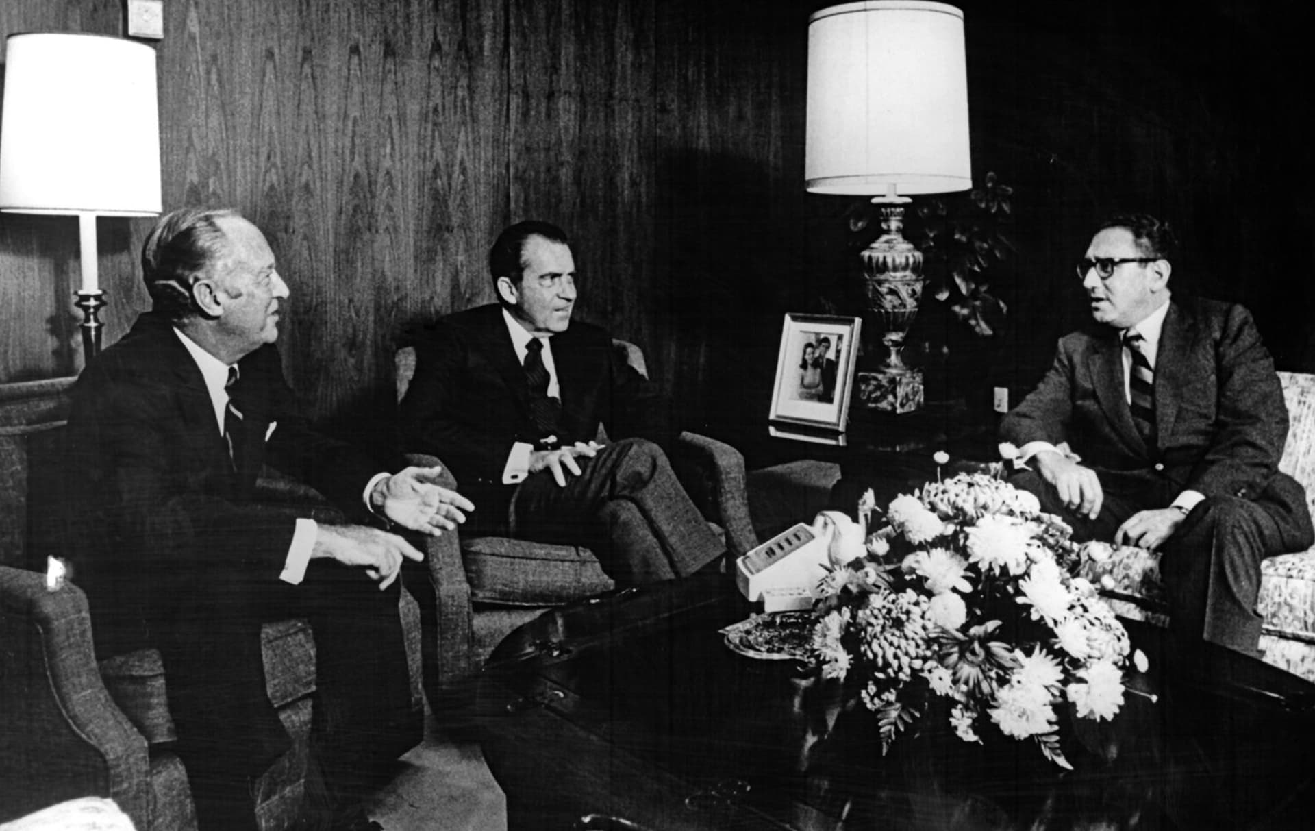 Henry Kissinger informuje prezidenta Nixona (uprostřed) a ministra zahraničí Williama P. Rogerse (vlevo) o výsledku své tajné cesty do Pekingu