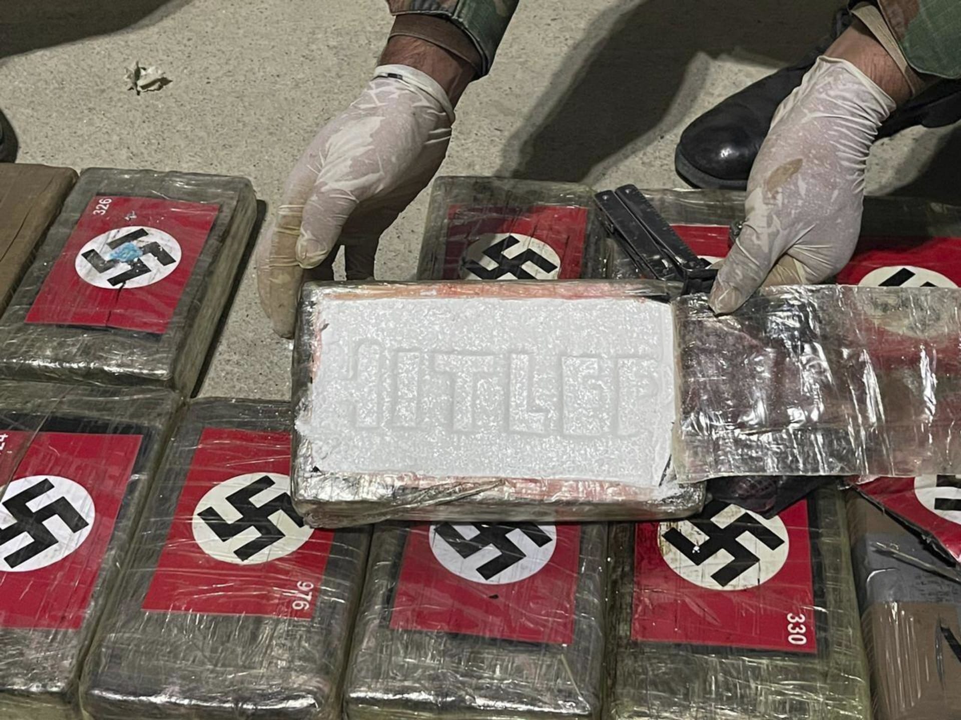 Kokain označený nacistickými hákovými kříži