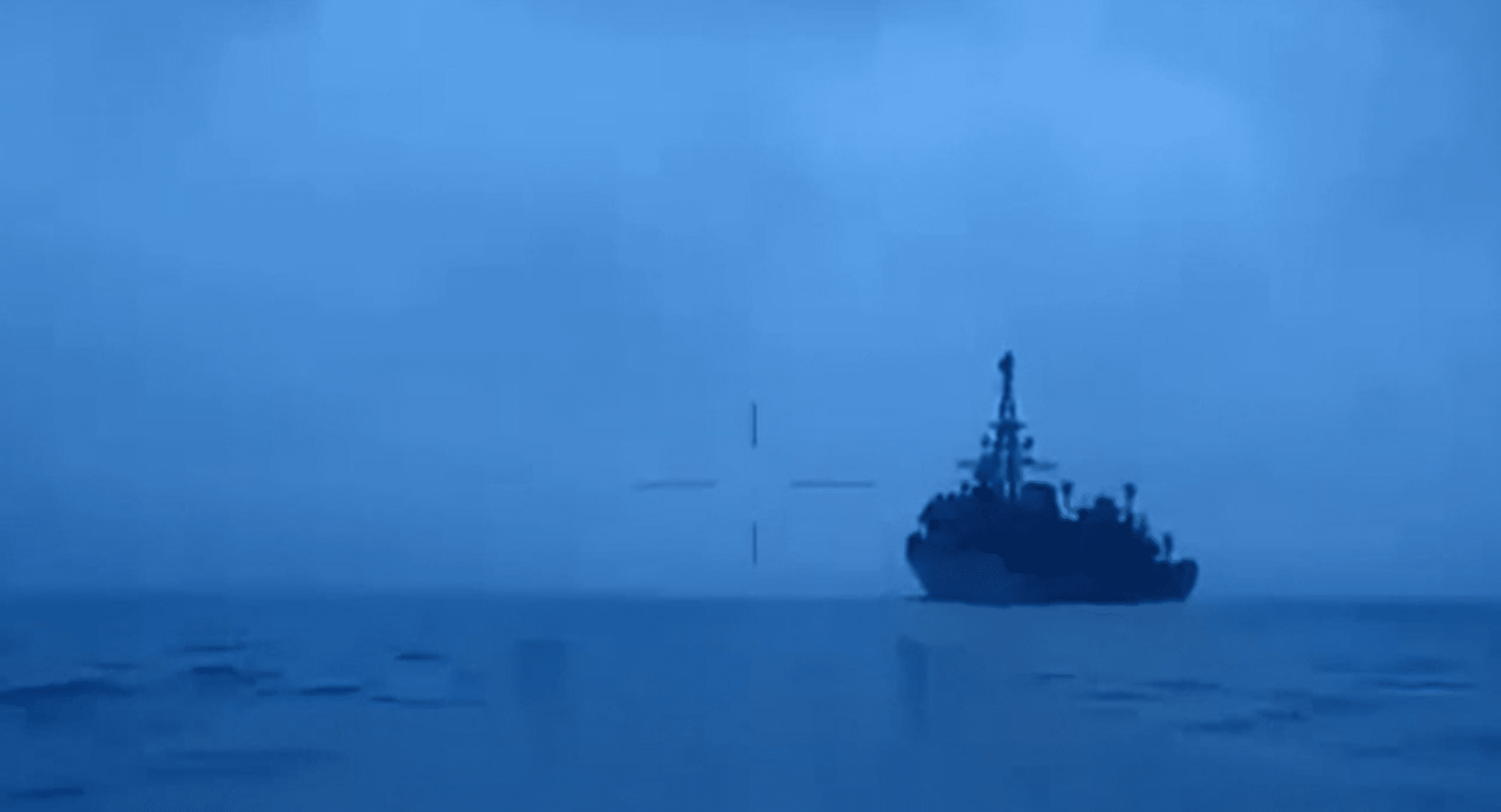 Záběry z ukrajinského bezpilotního člunu, který měl vážně poškodit ruskou výzvědnou loď Ivan Churs