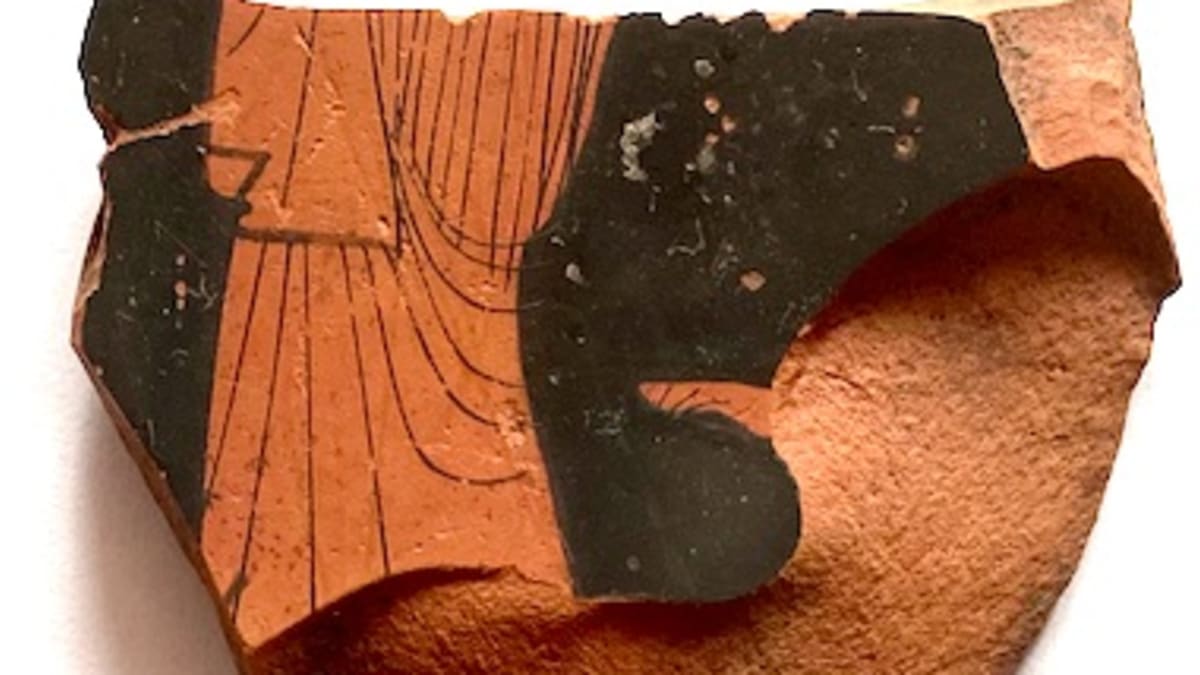 Zlomky antické červenofigurové keramiky z 5. století před naším letopočtem, které nalezli archeologové u obce Milovice u Hořic na Jičínsku.